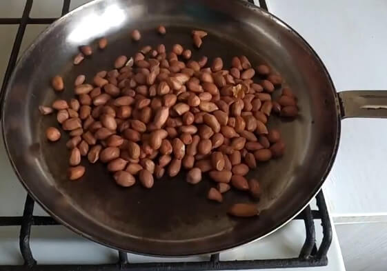 как пожарить арахис на сковороде с солью